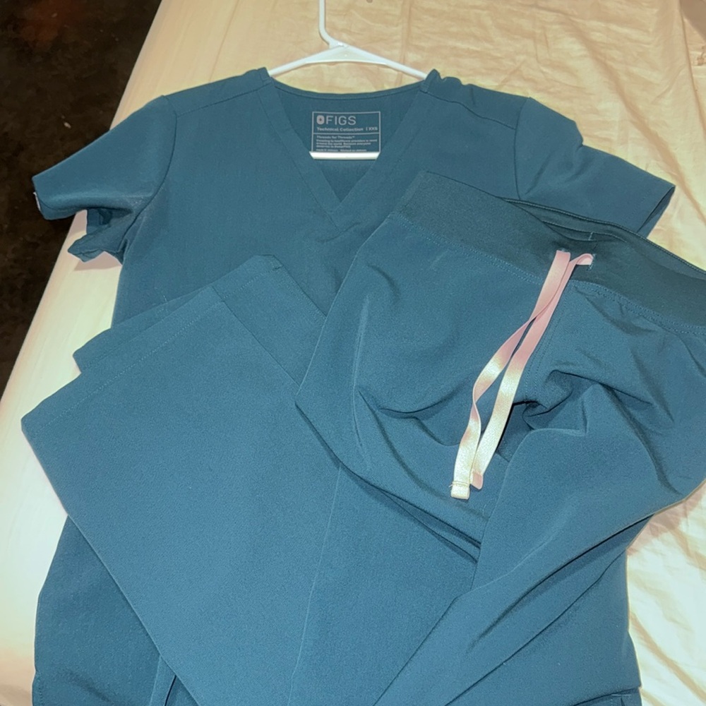 Figs Livingston bottoms in XXS PETITE and regular top in XXS. Sold together.